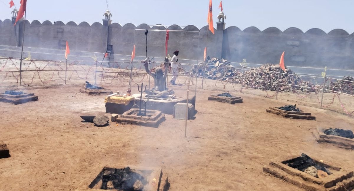 अग्निकुंड के बीच तप कर रहे साधु. 