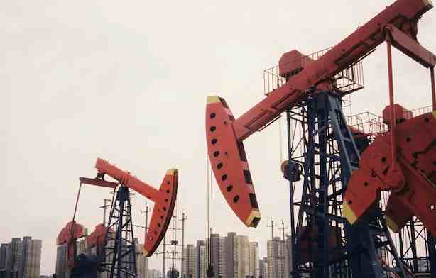 मिडिल ईस्ट जंग: $130.93 प्रति बैरल के उच्चतम स्तर पर पहुंचा क्रूड ऑयल