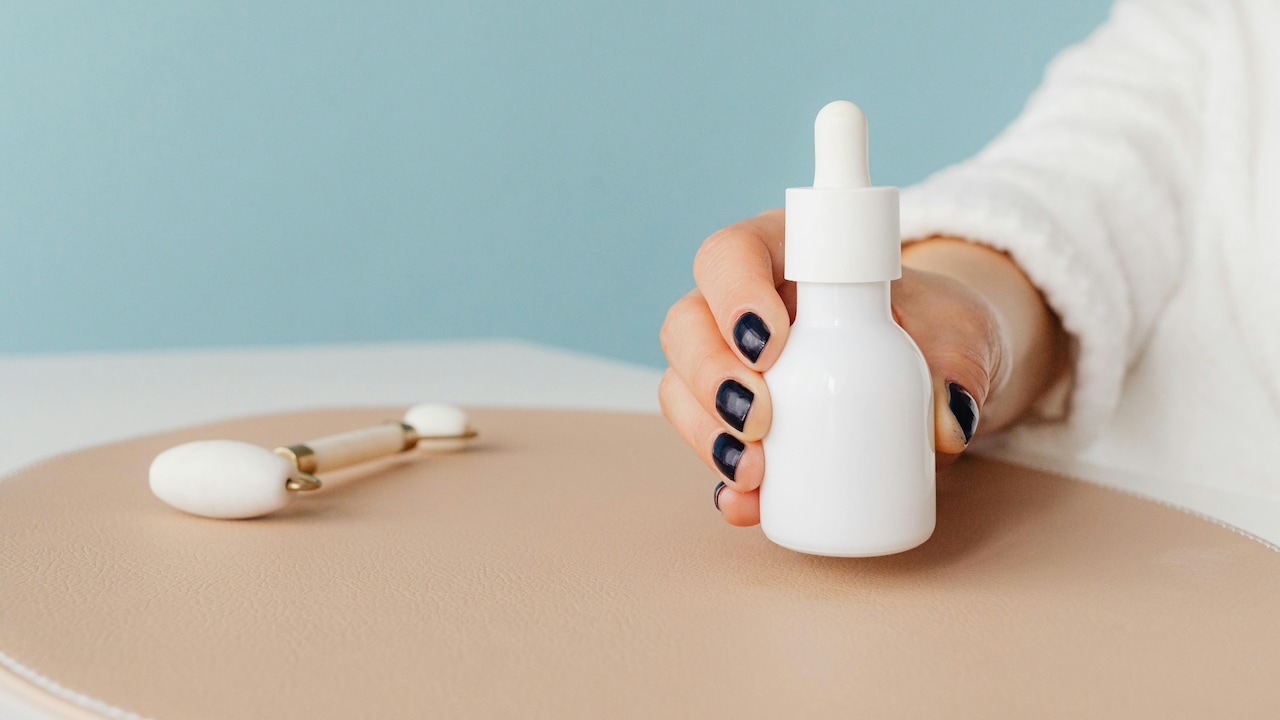 How To Layer Face Serums Properly: Fix Your Routine And See Real Results How To Layer Face Serums Properly: Fix Your Routine And See Real Results