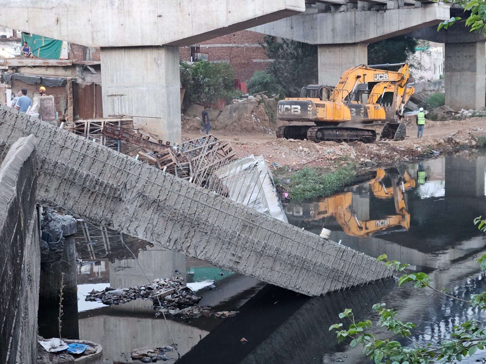 ग्वालियर हादसे की आंखों देखी: तेज धमाके के साथ गिरा गार्डर, लोग सहमे