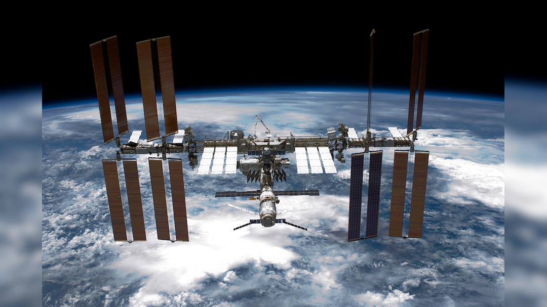 Moon Crew, ISS Astronauts Speak On First Ship-to-Ship Space Call