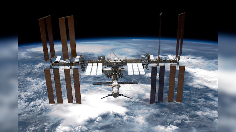 Moon Crew, ISS Astronauts Speak On First Ship-to-Ship Space Call