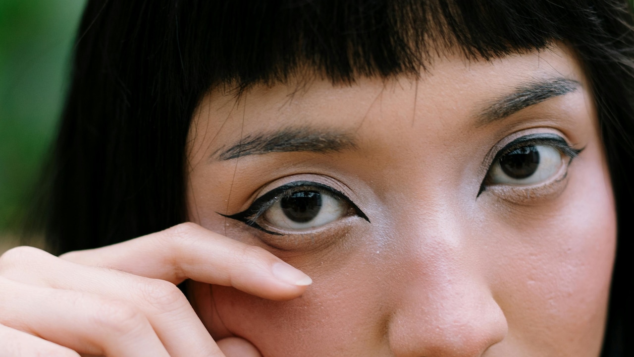 How To Fix Uneven Eyeliner: The Real Reason Your Wings Dont Match