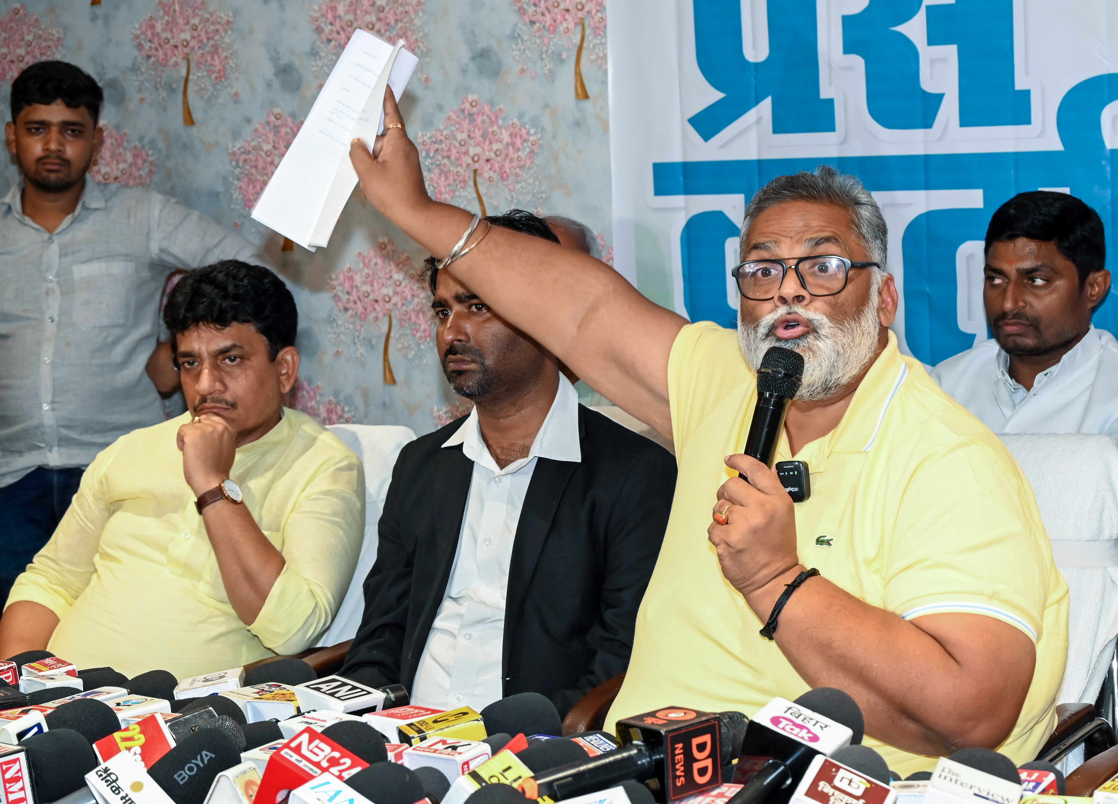 महिलाओं पर पप्पू के विवादित बयान से सियासी तूफान, आयोग ने दिया अल्टीमेटम; कांग्रेस का किनारा