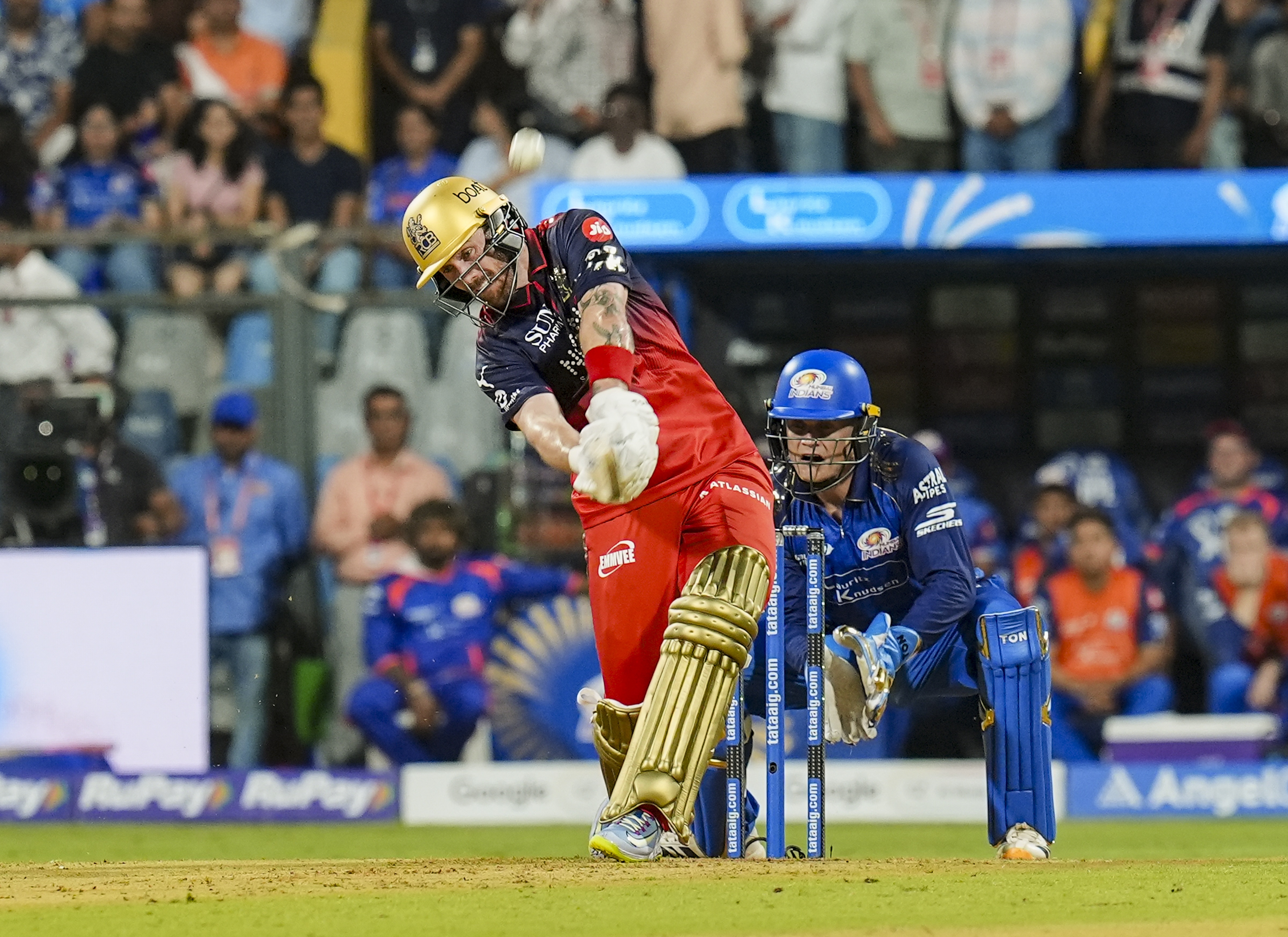 MI vs RCB LIVE Score:  विराट कोहली ने T20 में बनाया वर्ल्ड रिकॉर्ड, बाबर आजम, क्रिस गेल छूटे पीछे