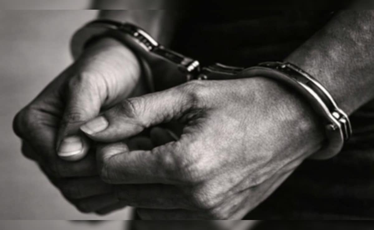 J&K में घर के अंदर चल रहा था नशे का कारोबार, 3 किलो चरस के साथ बाप- बेटे समेत 5 तस्कर गिरफ्तार