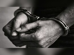 J&K में घर के अंदर चल रहा था नशे का कारोबार, 3 किलो चरस के साथ बाप- बेटे समेत 5 तस्कर गिरफ्तार