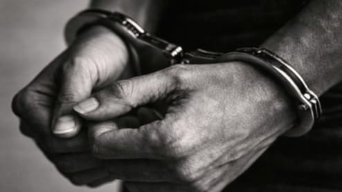 J&K में घर के अंदर चल रहा था नशे का कारोबार, 3 किलो चरस के साथ बाप- बेटे समेत 5 तस्कर गिरफ्तार