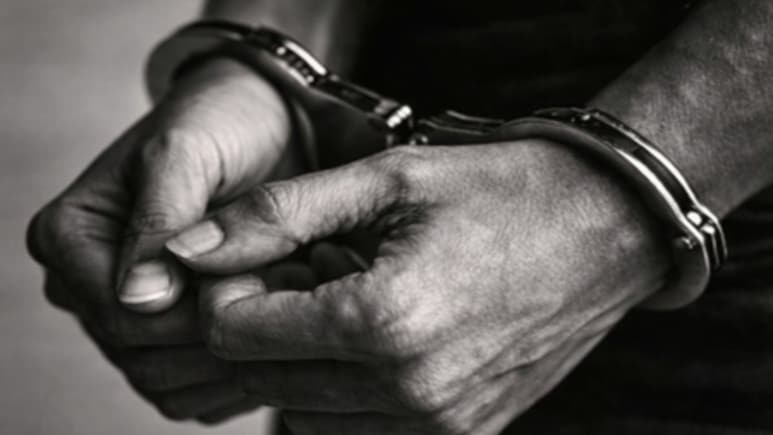 J&K में घर के अंदर चल रहा था नशे का कारोबार, 3 किलो चरस के साथ बाप- बेटे समेत 5 तस्कर गिरफ्तार