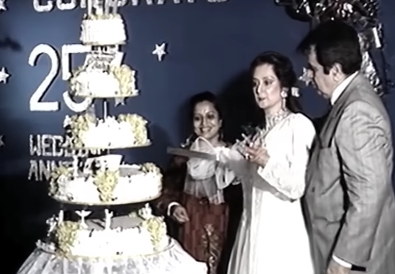 सायरा बानो की सालगिरह का 25 साल पुराना वीडियो वायरल, दिलीप कुमार नहीं धर्मेंद्र पड़े थे सनी, संजय,प्राण पर भारी