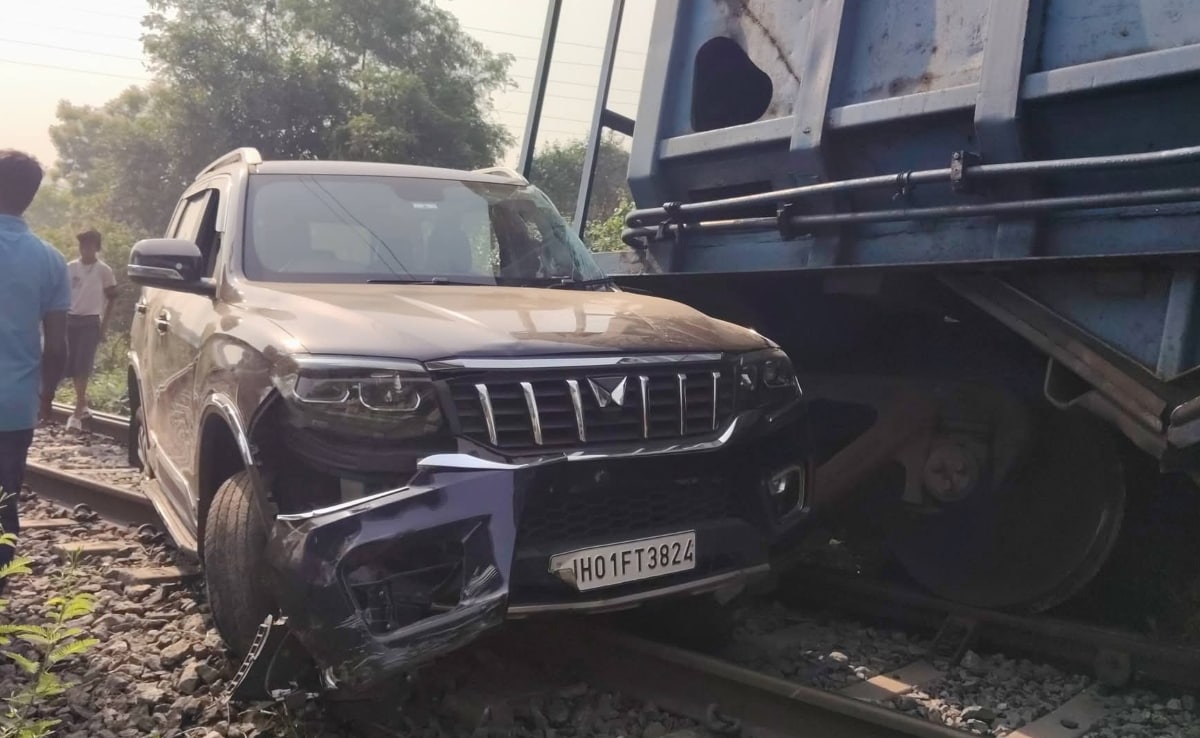 बेकाबू मालगाड़ी ने स्कॉर्पियो को मारी जोरदार टक्कर, 500 मीटर तक घसीटा, ड्राइवर ने कूदकर बचाई जान