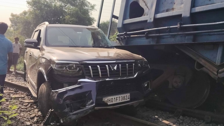 बेकाबू मालगाड़ी ने स्कॉर्पियो को मारी जोरदार टक्कर, 500 मीटर तक घसीटा, ड्राइवर ने कूदकर बचाई जान