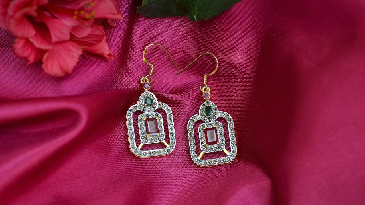 Why Do Small Earrings Feel Heavy? Science Of Material Density Explained