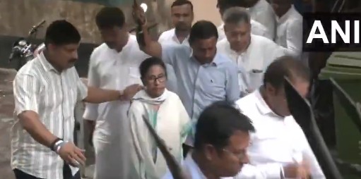 बंगाल में मतदान का गजब मंजर,  खुद सीएम ममता बनर्जी पोलिंग बूथ पर बैठीं