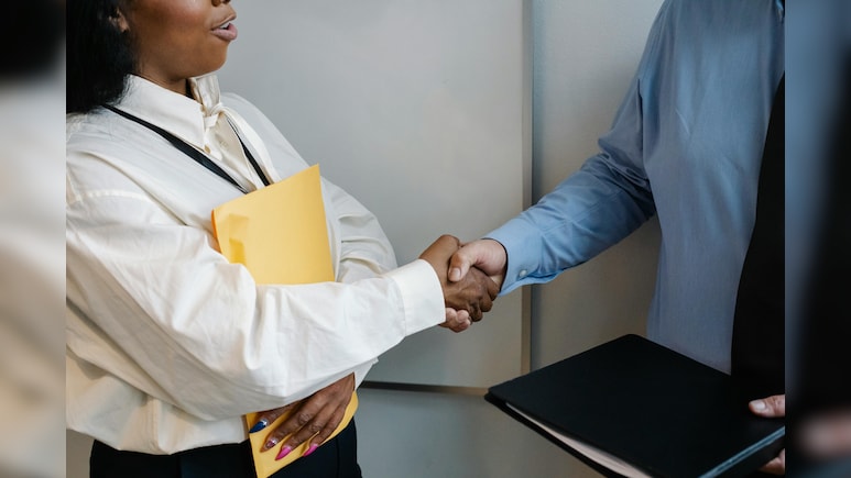 किसके नाम दर्ज है सबसे कम उम्र में IAS और IPS बनने का रिकॉर्ड?