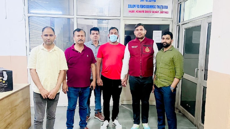 दिल्ली में एक्सपायर्ड खाने-पीने का सामान बेचने वाले रैकेट का पर्दाफाश, सस्ते सामान के नाम पर करते थे सेहत से खिलवाड़