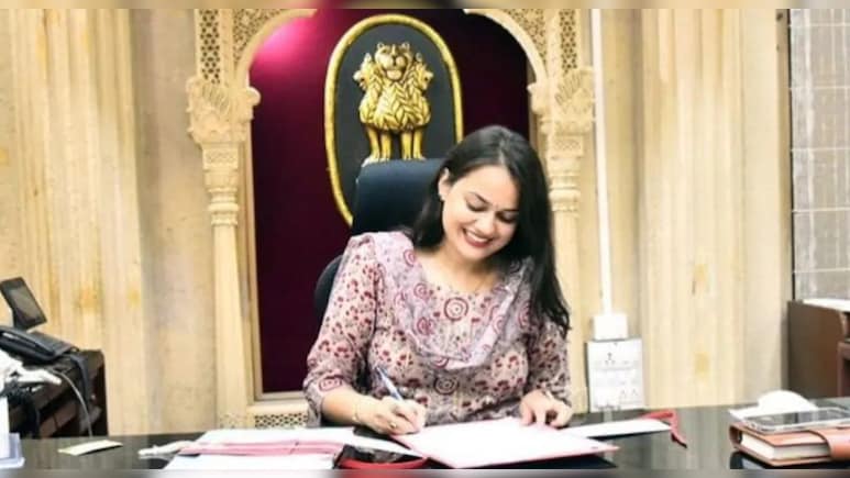 राजस्&zwj;थान में टीना डाबी सहित 65 IAS अधिकारियों के ट्रांसफर, 26 ज&zwj;िलों के कलेक्&zwj;टर बदले गए