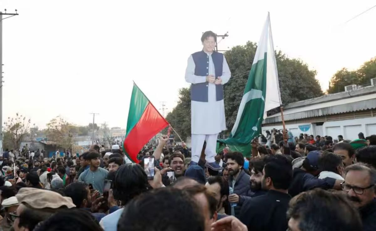 इमरान खान की बहनों, PTI के सांसदों-विधायकों पर आतंकवाद का केस, रावलपिंडी की अडियाला जेल के बाहर प्रदर्शन करना भारी पड़ा