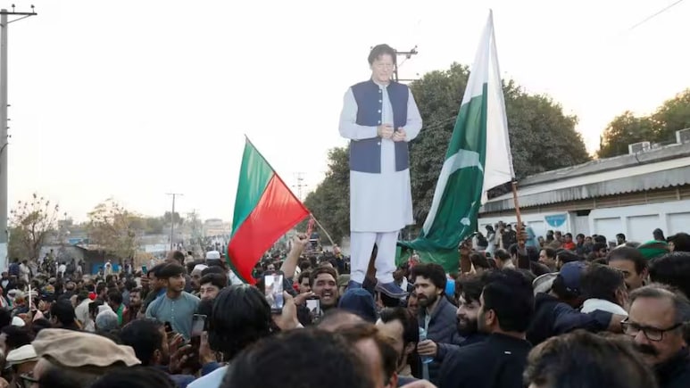 इमरान खान की बहनों, PTI के सांसदों-विधायकों पर आतंकवाद का केस, रावलपिंडी की अडियाला जेल के बाहर प्रदर्शन करना भारी पड़ा