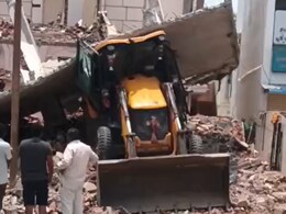 रोजी-रोटी की तलाश में 1400 किमी दूर गया डीग का जेसीबी ऑपरेटर, बिल्डिंग जमींदोज करते हुए खुद ही मलबे में दबा