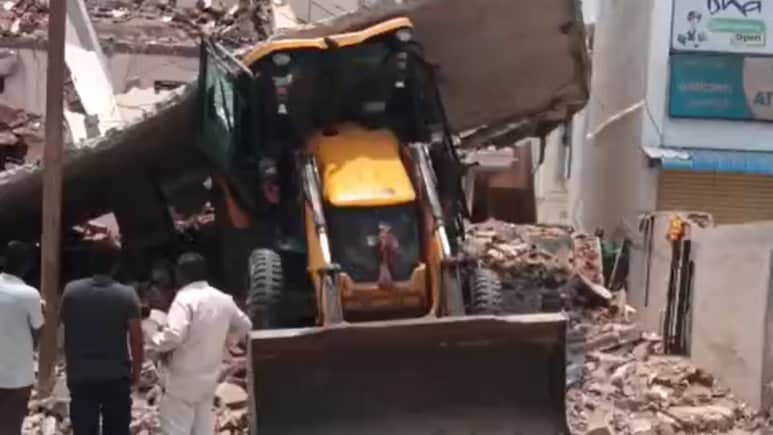 रोजी-रोटी की तलाश में 1400 किमी दूर गया डीग का जेसीबी ऑपरेटर, बिल्डिंग जमींदोज करते हुए खुद ही मलबे में दबा