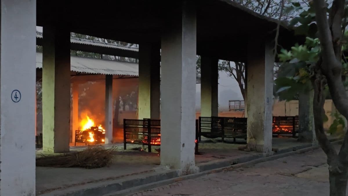 सामने जल रहे शव. सामने जल रहे शव.