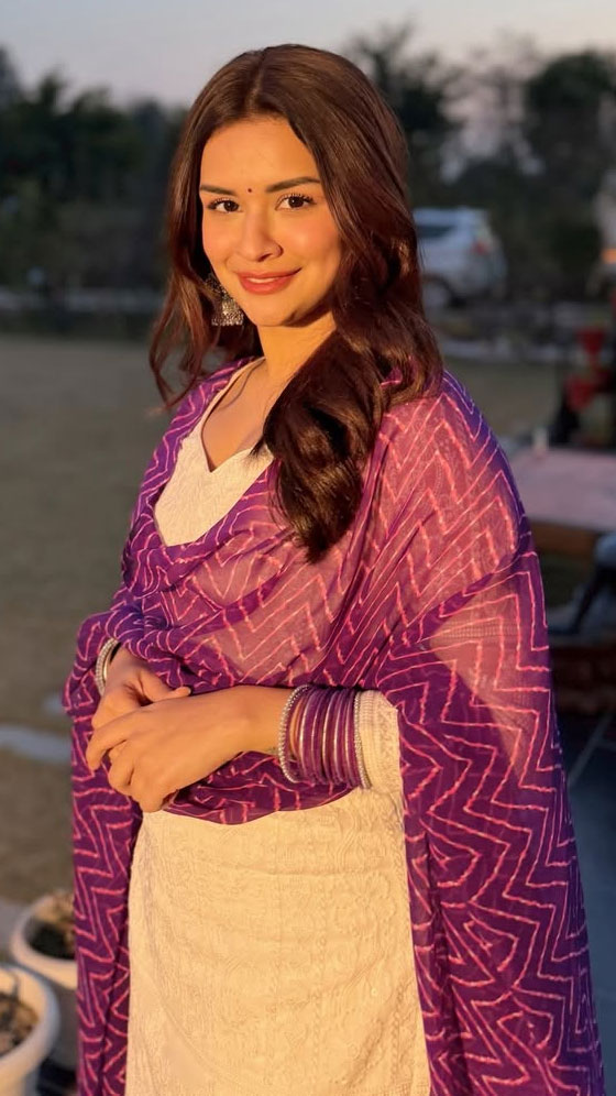 Avneet Kaur Stuns in Evening Ethnic Look