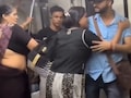 मेट्रो में 'रील-गिरी' पड़ी महंगी! अनजान लड़के से टकराई लड़की, तो भड़की दादी ने लगा दी क्लास