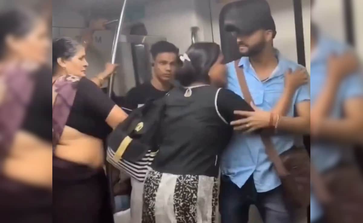 मेट्रो में 'रील-गिरी' पड़ी महंगी! अनजान लड़के से टकराई लड़की, तो भड़की दादी ने लगा दी क्लास