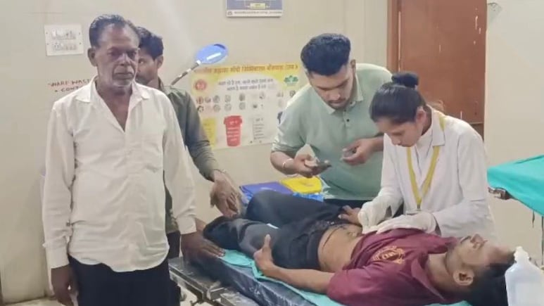 4 बार पेट पर वार और फिर अपनी ही गर्दन में घोंपा चाकू, इस शख्स ने आखिर ऐसा क्यों किया? वजह कर देगी हैरान&nbsp;