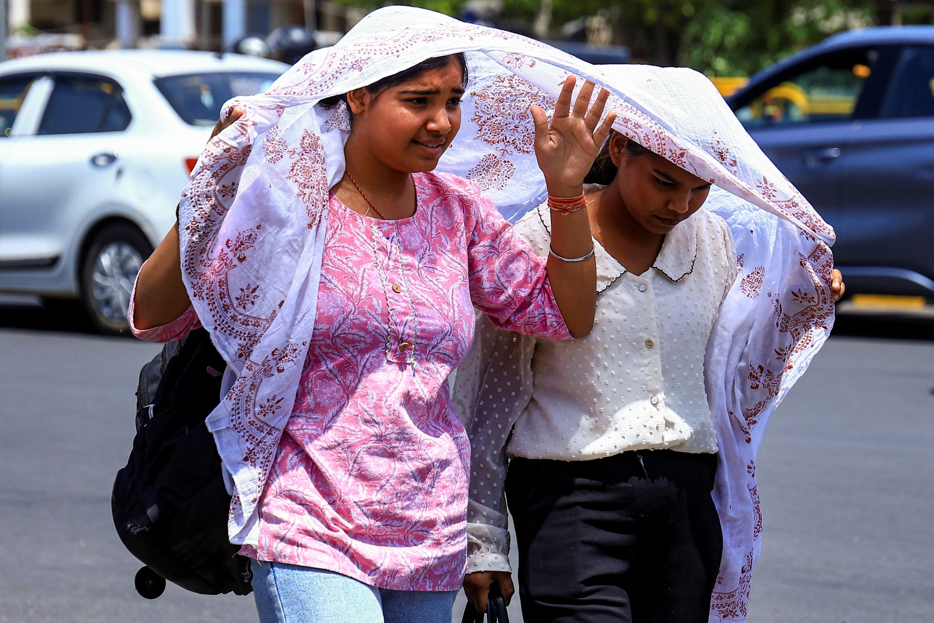 दिल्ली में पारा 40 के पार, लू से सावधान! इन 13 राज्यों में बारिश का अलर्ट, गर्मी से राहत कब?