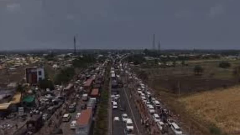 Traffic Jam : सोलापूर-धुळे महामार्गावर 40 किलोमीटरचा ऐतिहासिक ट्रॅफिक जाम,15 लाखांची गर्दी रस्त्यावर, VIDEO