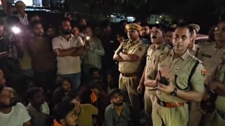 अलवर में गाय के अवशेष मिलने से बवाल, देर रात सड़क पर उतर गए हिंदू संगठन, 4 घंटे तक चला हाई-वॉल्टेज ड्रामा