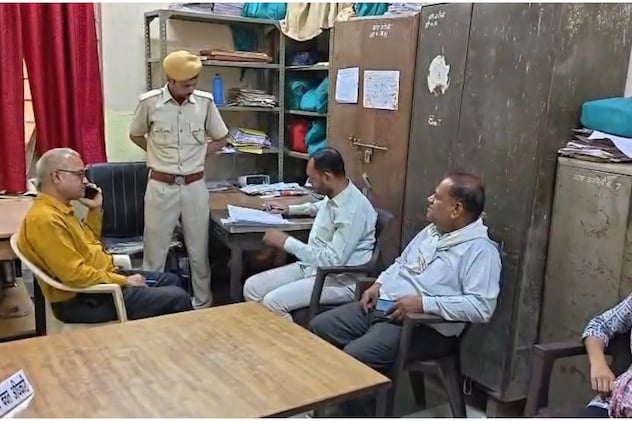 करौली: कोर्ट ने कराई कलेक्ट्रेट में कुर्की, बकाया भुगतान न करने पर अधिकारी की कुर्सी जब्त.