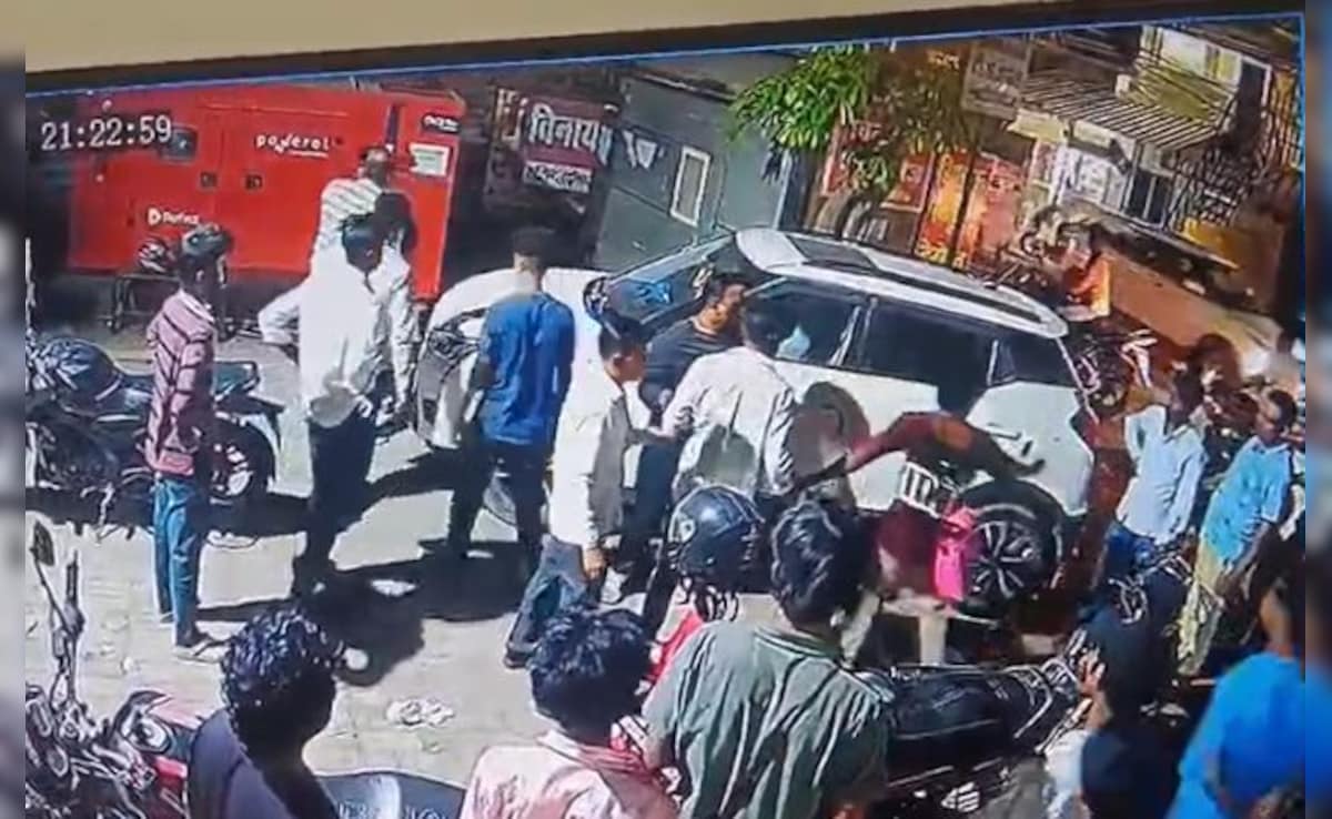 गोरखपुर में वाहन पार्किंग को लेकर विवाद, थाने में पुलिस ने जेप्टो राइडर्स को जमकर पीटा, वीडियो वायरल 