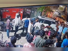 गोरखपुर में वाहन पार्किंग को लेकर विवाद, थाने में पुलिस ने जेप्टो राइडर्स को जमकर पीटा, वीडियो वायरल 