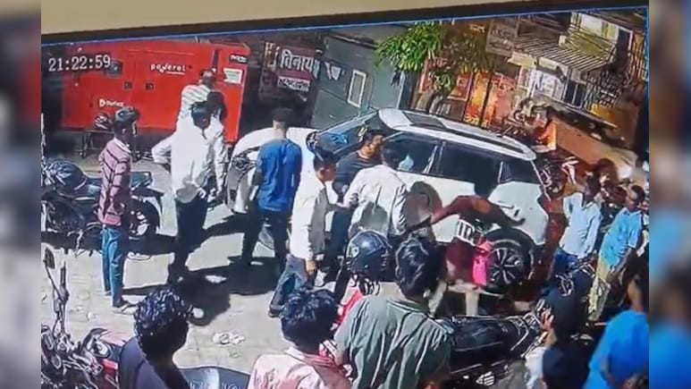 गोरखपुर में वाहन पार्किंग को लेकर विवाद, थाने में पुलिस ने जेप्टो राइडर्स को जमकर पीटा, वीडियो वायरल&nbsp;