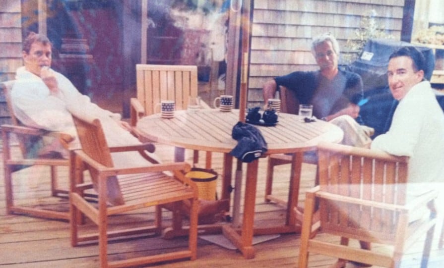 अमेरिकी यौन अपराधी जेफरी एपस्टीन के साथ पीटर मैंडेलसन की कई तस्वीरें मीडिया में आ चुकी हैं. 