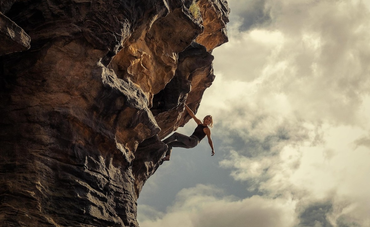 Apex Movie Review in Hindi: पूरी फिल्म 2 एक्टर, एक शिकार, दूसरा शिकारी, सांसें रोक देगी नेटफ्लिक्स की एपेक्स