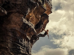 Apex Movie Review in Hindi: पूरी फिल्म 2 एक्टर, एक शिकार, दूसरा शिकारी, सांसें रोक देगी नेटफ्लिक्स की एपेक्स, पढ़ें मूवी रिव्यू