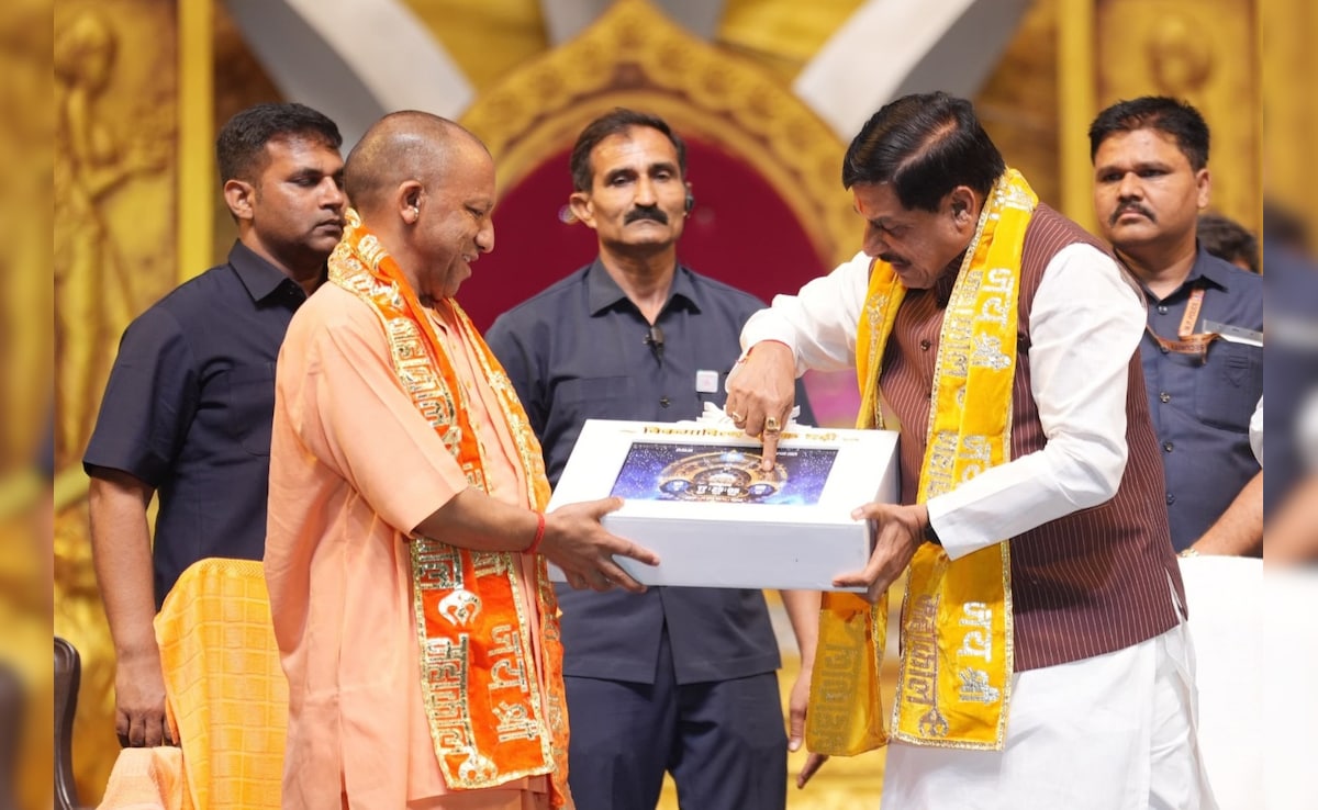 वाराणसी के महानाट्य में जीवंत हुआ सम्राट विक्रमादित्य का सुशासन; सीएम योगी को गिफ्ट में मिली वैदिक घड़ी