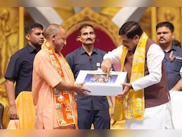 वाराणसी के महानाट्य में जीवंत हुआ सम्राट विक्रमादित्य का सुशासन; सीएम योगी को गिफ्ट में मिली वैदिक घड़ी