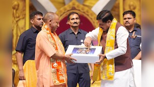 वाराणसी के महानाट्य में जीवंत हुआ सम्राट विक्रमादित्य का सुशासन; सीएम योगी को गिफ्ट में मिली वैदिक घड़ी