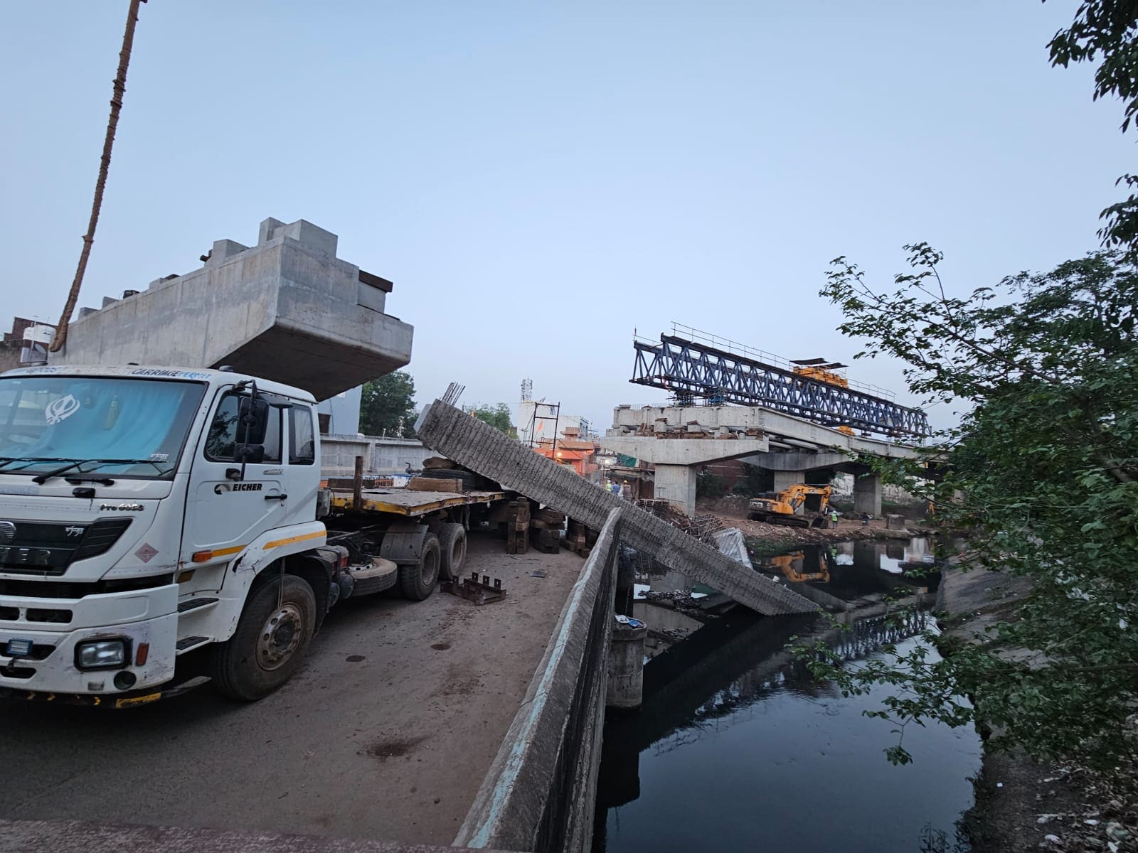 ग्वालियर एलिवेटेड ब्रिज हादसा: काम के दौरान गिरा गार्डर, मजदूर घायल