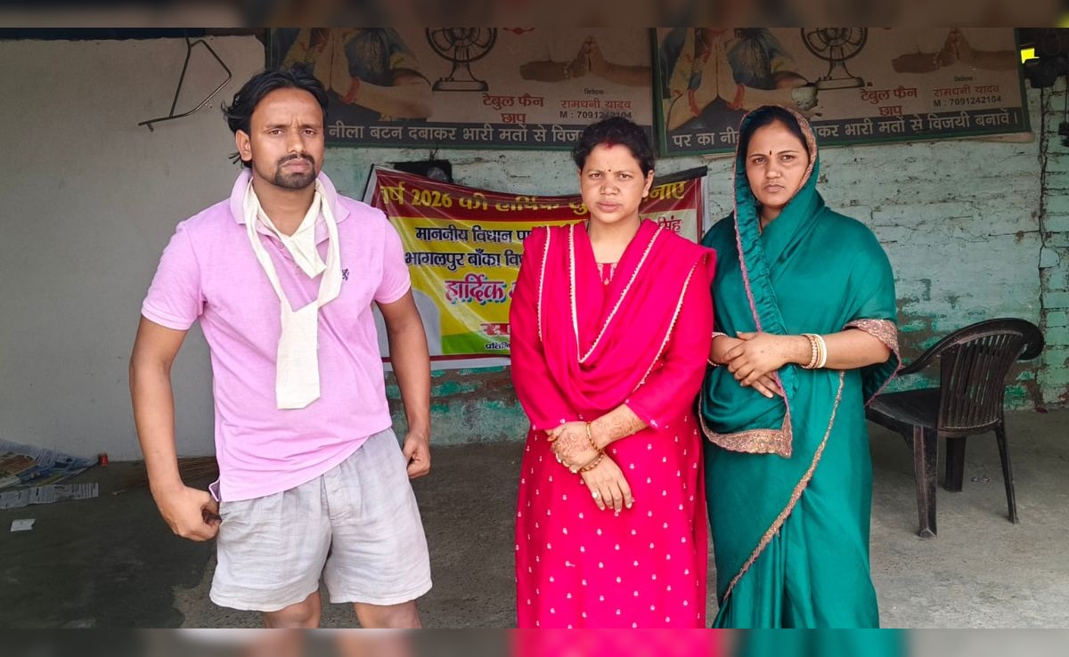 अपराधी रामधनी यादव बहू( हरे रंग की साड़ी में)