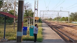 सोशल मीड&zwj;िया पर सुसाइड का पोस्ट डालकर रेलवे ट्रैक पर पहुंचा युवक, SP ने भेज दी फोर्स&nbsp;