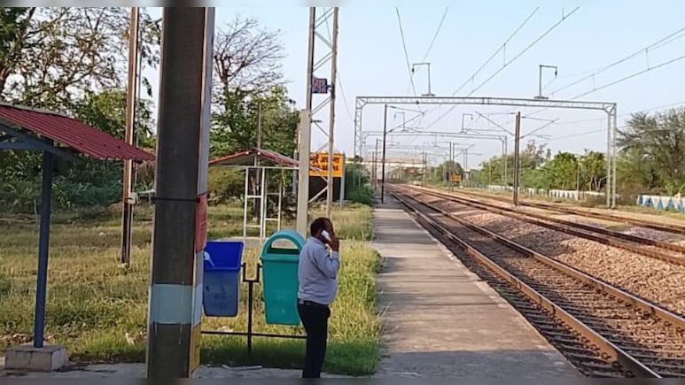 सोशल मीड&zwj;िया पर सुसाइड का पोस्ट डालकर रेलवे ट्रैक पर पहुंचा युवक, SP ने भेज दी फोर्स&nbsp;