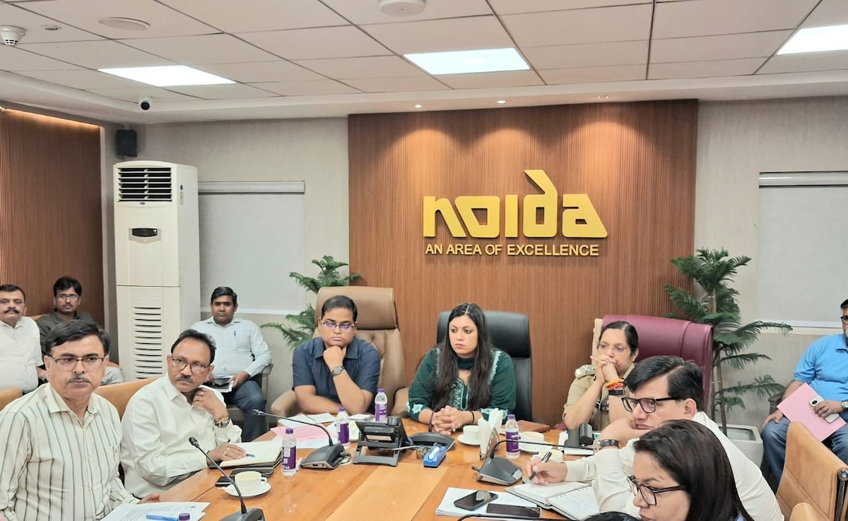 10 तारीख तक सैलरी, ओवरटाइम का मिलेगा दोगुना पैसा... नोएडा में DM का  श्रमिकों के लिए बड़ा फैसला