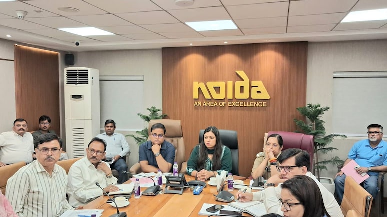 10 तारीख तक सैलरी, ओवरटाइम का मिलेगा दोगुना पैसा... नोएडा में DM का  श्रमिकों के लिए बड़ा फैसला