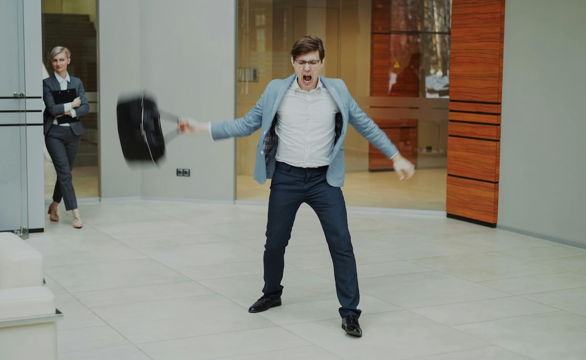 7 आदतें, जिनसे आप लगते हैं Unprofessional, ऑफिस में पीठ पीछे होती हैं बातें